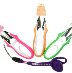 CORTAHILOS CON PROTECCION Y CINTA DE COLGAR FUCSIA